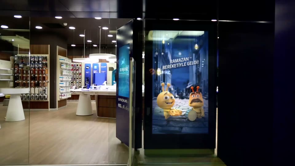 Turkcell store screens running Ramadan content, including 'İstanbul için iftar vakti 20:33', the iftar time for Istanbul